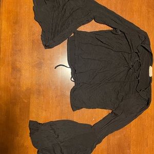 Thin, black crop top with flare wrists